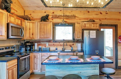 Whittier Cabina | Close to it all! HOT TUB! DOG friendly,Views! Casino, WCU, Hiking, & Tubing
