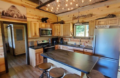 Whittier Cabina | Close to it all! HOT TUB! DOG friendly,Views! Casino, WCU, Hiking, & Tubing