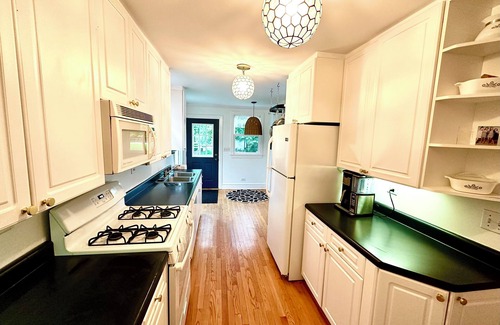 Wilmette Casa | Close to Northwestern U + Chicago + Beach + Restaurants + Train
