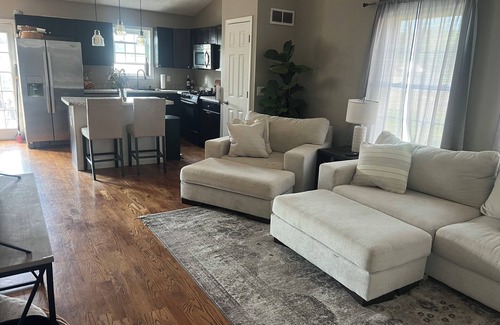 Elkhart Casa | CLOSE TO NOTRE DAME! Charming House, Quiet Neighborhood, under 30 mins from ND