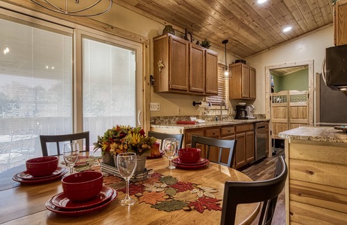 Sevierville Chalet De Esquí | Close to Pigeon Forge-Putt Putt Coarse-Outdoor tv-Secluded-Hot tub-outdoor fire pit and More