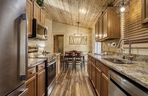 Sevierville Chalet De Esquí | Close to Pigeon Forge-Putt Putt Coarse-Outdoor tv-Secluded-Hot tub-outdoor fire pit and More