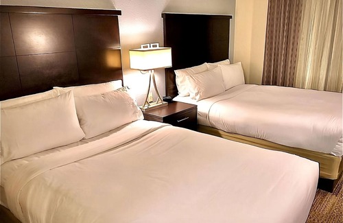 San Bruno Complejo | Close to San Francisco Zoo! 2 Spacious Units, Free Breakfast, Pool, Pet-friendly