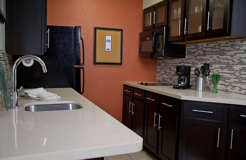 San Bruno Complejo | Close to San Francisco Zoo! 2 Spacious Units, Free Breakfast, Pool, Pet-friendly