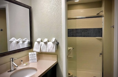 San Bruno Complejo | Close to San Francisco Zoo! 2 Spacious Units, Free Breakfast, Pool, Pet-friendly