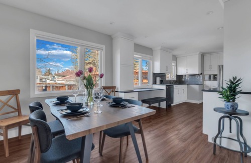 Southwest Calgary Casa | Close to Stampede> 8 adults+children> 2 Living Rooms> 4 BDR> Backyard> Park Free