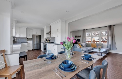 Southwest Calgary Casa | Close to Stampede> 8 adults+children> 2 Living Rooms> 4 BDR> Backyard> Park Free