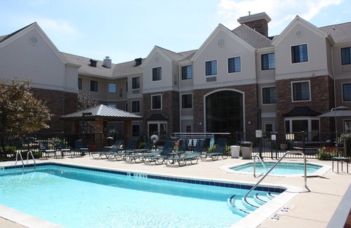 East Paris Condominio | Close to the Airport! | Seasonal Outdoor Pool + Hot Tub + Free Breakfast
