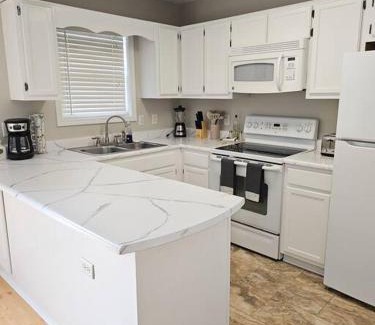 Wilmington Casa | Close to the beach and attractions! Perfect for families or traveling nurses!