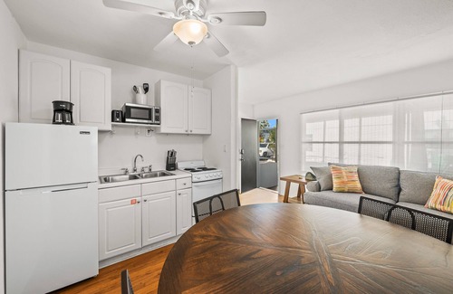 Siesta Key Cabaña | Close to the beach! Pool acccess and Private Backyard - Crescent Cottage
