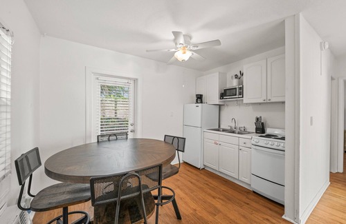 Siesta Key Cabaña | Close to the beach! Pool acccess and Private Backyard - Crescent Cottage