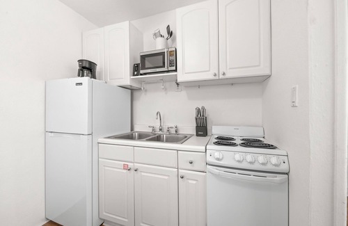 Siesta Key Cabaña | Close to the beach! Pool acccess and Private Backyard - Crescent Cottage
