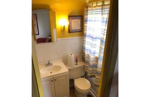 South Kansas City Cama Y Desayuno | Close to the Research Hospital, the Zoo, the Cheifs and Royals stadium, and more