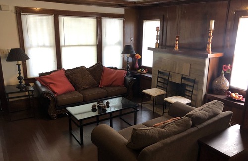 South Kansas City Casa | Close to the Research Hospital, the Zoo, and the sports stadiums.