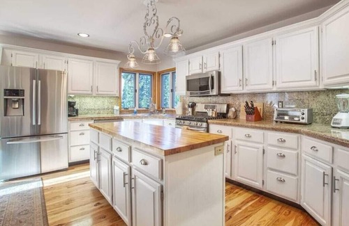 Warrior's Mark West Casa | Near Bus Stop, 4 bd, Pet Friendly, Hot Tub