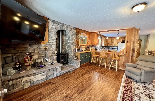 Thendara Casa | Close to Town, Hot Tub, 2 Kings, 4 Full Beds