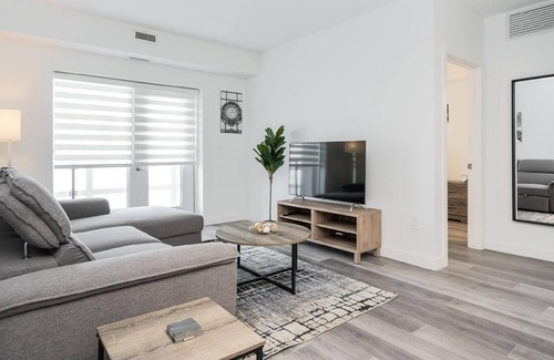 Fort Gary Apartamento | Close to UM + South Winnipeg + Bright 2 Bdr +Free Parking (103-30 UC)