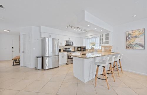 Naples Park Casa | Close to Vanderbilt Beach home!