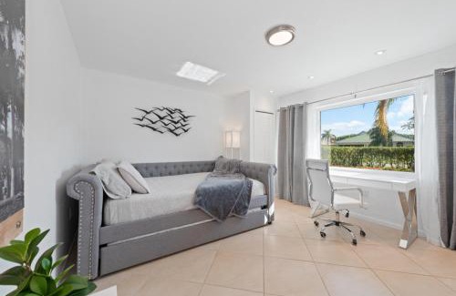 Naples Park Casa | Close to Vanderbilt Beach home!