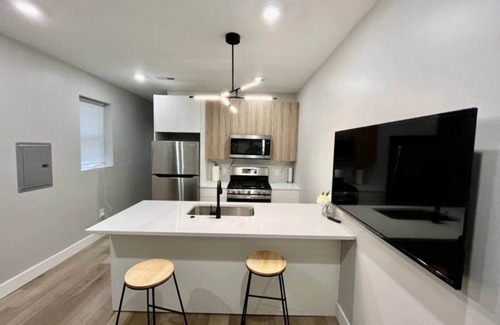 University City Apartamento | One bedroom with living room living room and kitchen near Wells Fargo center.