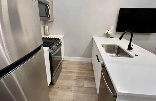 University City Apartamento | One bedroom with living room living room and kitchen near Wells Fargo center.