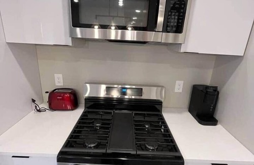 University City Apartamento | One bedroom with living room living room and kitchen near Wells Fargo center.