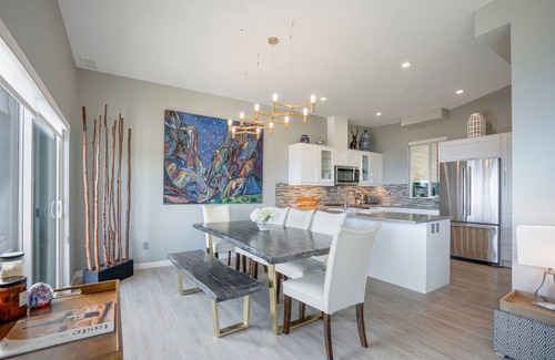 Silver Star Mountain Hotel | Closest to the Gondola – Spacious 3-Bedroom Property w/ Hot Tub, Ski-In/Ski-Out & Stunning Views