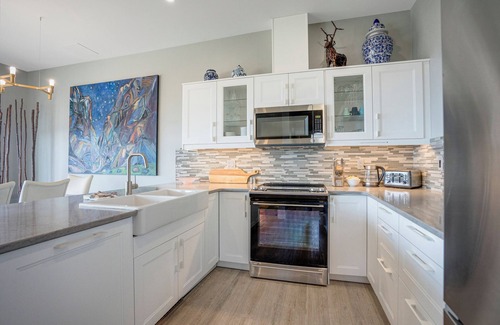 Silver Star Mountain Hotel | Closest to the Gondola – Spacious 3-Bedroom Property w/ Hot Tub, Ski-In/Ski-Out & Stunning Views
