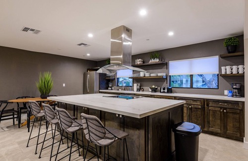 Entertainment District Casa | Closest Walk to Old Town, Entertainment District
