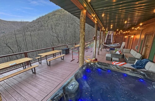 Bryson City Apartamento | Cloud Nine Retreat; sleeps 16 | hot tub | gameroom