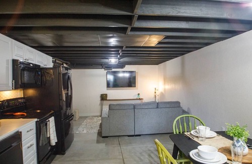Tollgate Overlook Casa | Cloud Nine | Upscale Modern Apartment Huge Yard Pet Friendly!