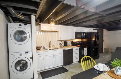 Tollgate Overlook Casa | Cloud Nine | Upscale Modern Apartment Huge Yard Pet Friendly!