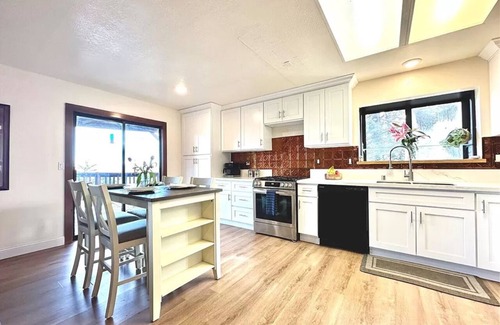 Crestline Casa | Cloud9 serene view from arrowhead height in crestline overlooking Lake Gregory