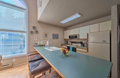 Cloudcroft Casa | Cloudcroft Townhome w/ Deck - 1 Mi to Burro Ave!
