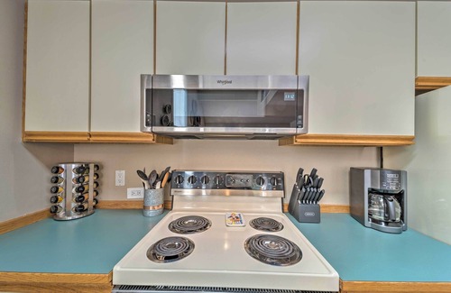 Cloudcroft Casa | Cloudcroft Townhome w/ Deck - 1 Mi to Burro Ave!