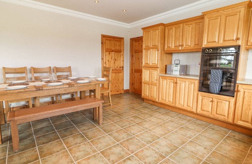 Kilrush Cabaña | CLOUGHOGE HOUSE, character holiday cottage in Kilrush, County Clare
