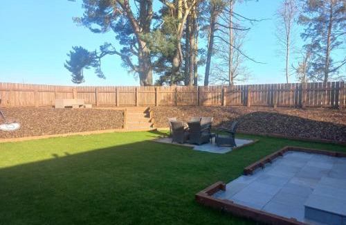 Kirriemuir Casa | Clova Cottage 7BR Retreat