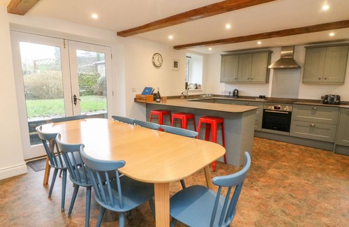 Outhgill Cabaña | CLOVER COTTAGE, pet friendly, with open fire in Kirkby Stephen