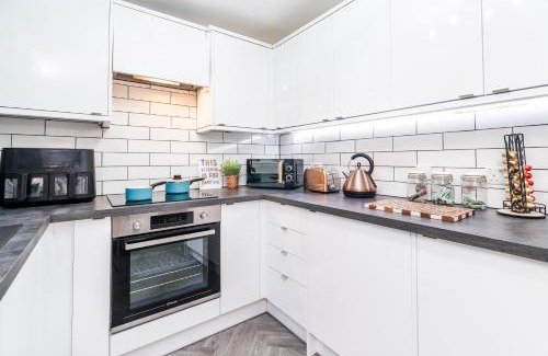 Cwmbran Casa | Clover Court Lovely 2 bed cottage with garden