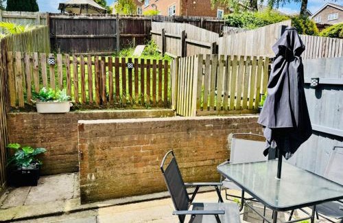 Cwmbran Casa | Clover Court Lovely 2 bed cottage with garden