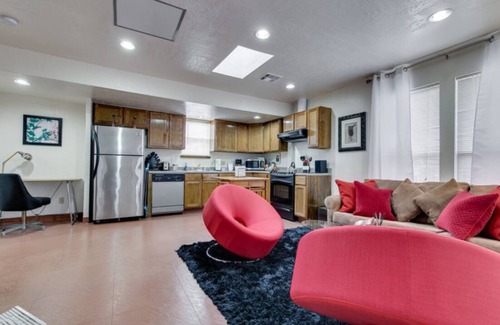 Midtown Apartamento | [CLR 18]Sunny Midtown 10 Window One bedroom Apartment, In the Hipster epicenter of OKC.