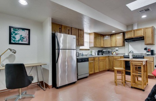 Midtown Apartamento | [CLR 18]Sunny Midtown 10 Window One bedroom Apartment, In the Hipster epicenter of OKC.