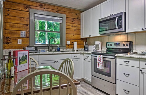 Clyde Cabina | Charming Clyde Hideout w/ Porch & Gas Grill!