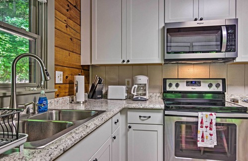 Clyde Cabina | Charming Clyde Hideout w/ Porch & Gas Grill!