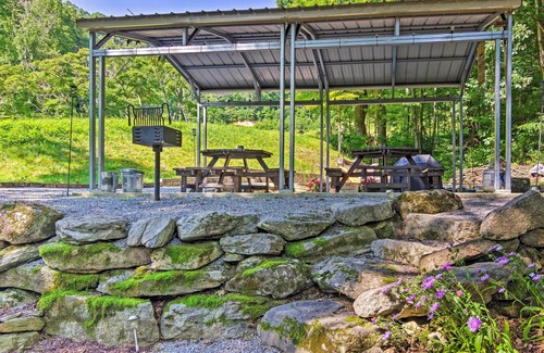 Clyde Cabina | Charming Clyde Hideout w/ Porch & Gas Grill!