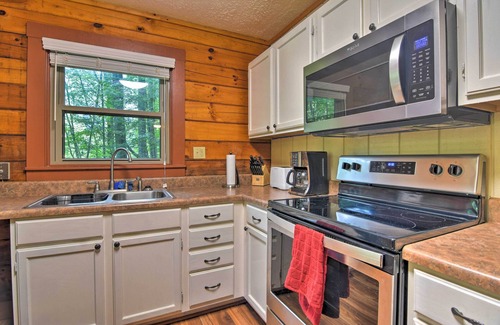 Clyde Cabina | ¡NUEVO! Clyde Cabin w / Porch - Mins to Smoky Mountains