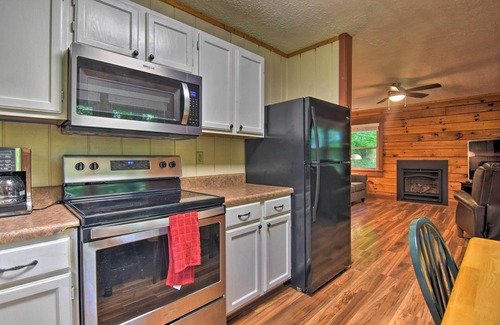 Clyde Cabina | ¡NUEVO! Clyde Cabin w / Porch - Mins to Smoky Mountains