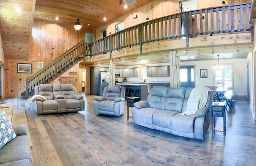 Austin Cabina | CMR Hideaway Lodge poolside Barren County near Barren River Lake