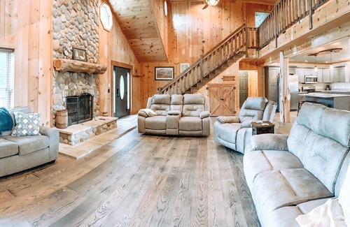 Austin Cabina | CMR Hideaway Lodge poolside Barren County near Barren River Lake