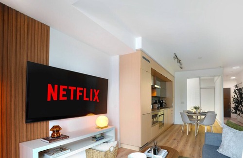 Toronto Entertainment District Hotel | CN Tower View - Free Parking - Rooftop Pool - Hot Tub - Gym